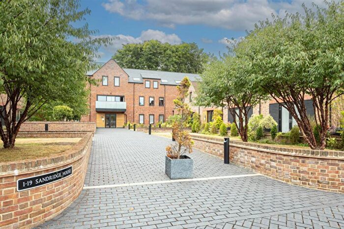 2 Bedroom Flat For Sale In Gibbs Close, Harpenden, AL5