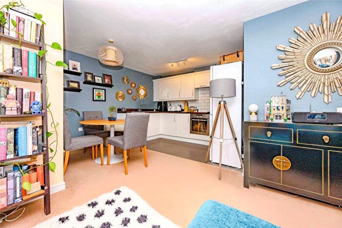 2 Bedroom Flat For Sale In Watling Gardens, Dunstable, Bedfordshire, LU6