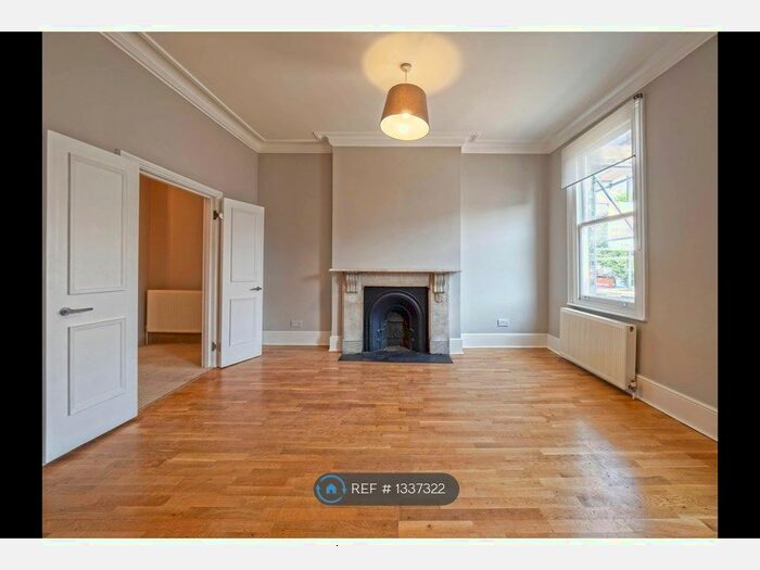 2 Bedroom Flat To Rent In Shepherds Bush, London, W12