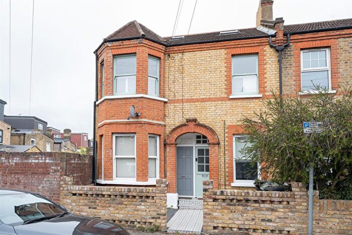 2 Bedroom Flat For Sale In Helena Road, Walthamstow, E17