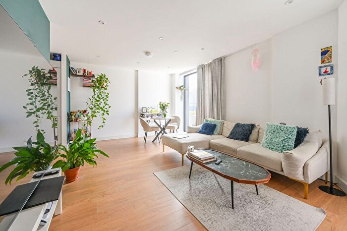 1 Bedroom Flat To Rent In Peppercorn Court, Poplar, London, E14