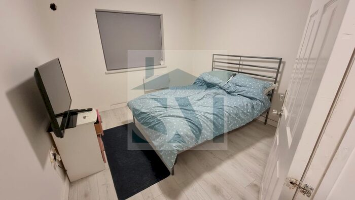 2 Bedroom Flat To Rent In Mill Farm Crescent, Hounslow, Greater London, TW4