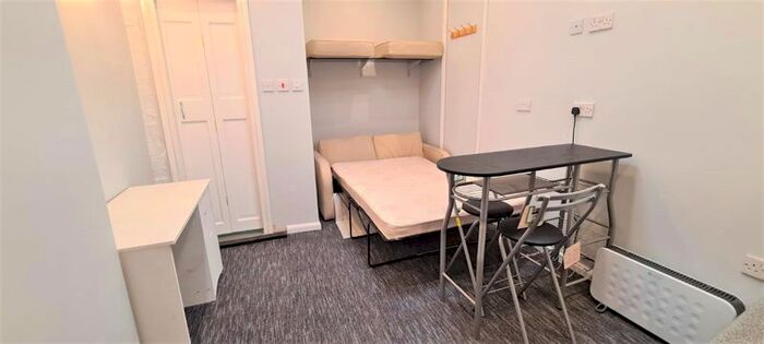 Studio To Rent In Green Lanes, London N13