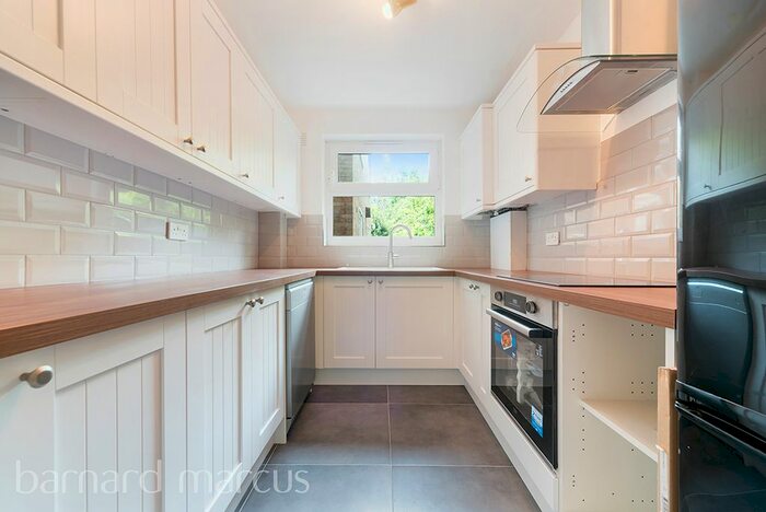 2 Bedroom Flat To Rent In Victoria Drive, London, SW19