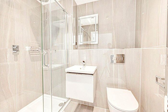 2 Bedroom Apartment To Rent In Broadway, Leigh-on-Sea, Essex, SS9
