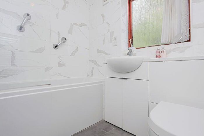 2 Bedroom Flat For Sale In Upton Court, Crouch Street, Banbury, OX16