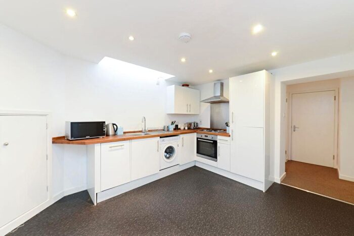 3 Bedroom Flat To Rent In Friendly Street, London, SE8