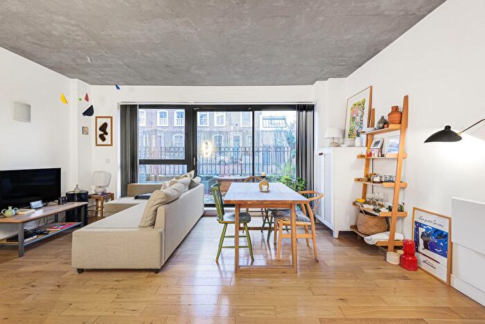 2 Bedroom Flat For Sale In Coleman Fields, Islington, London, N1