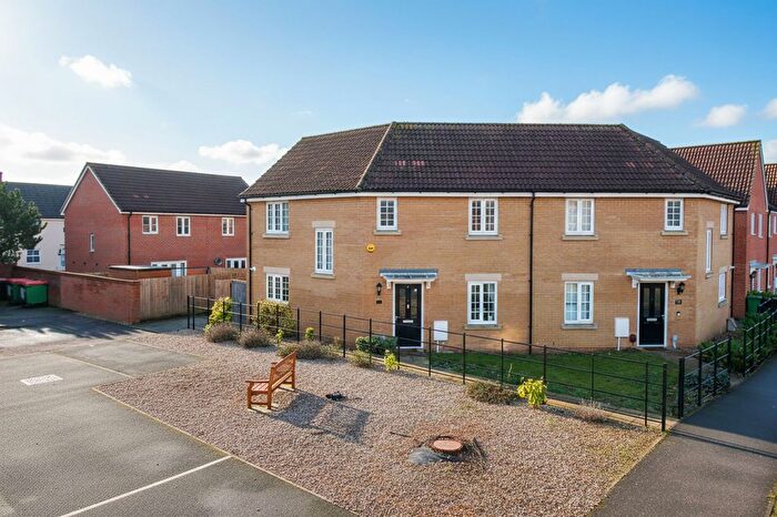 3 Bedroom Semi Detached House For Sale In Kestrel Avenue, Queens Hills, Norwich, NR8