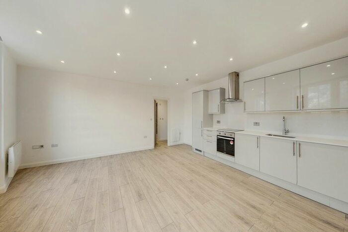 2 Bedroom Flat To Rent In Bushey Grove Road, Bushey, WD23