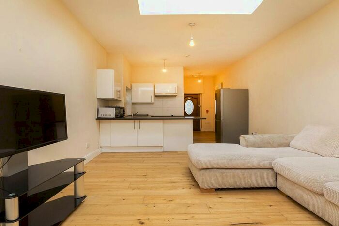 Studio To Rent In High Street, London, N8