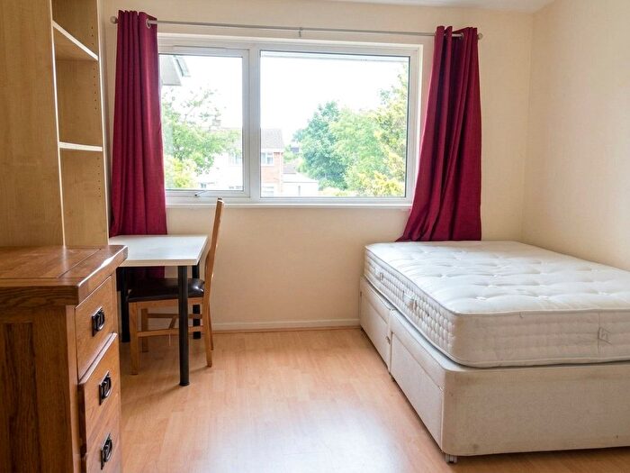 3 Bedroom Flat To Rent In Beaulieu Close, London, SE5