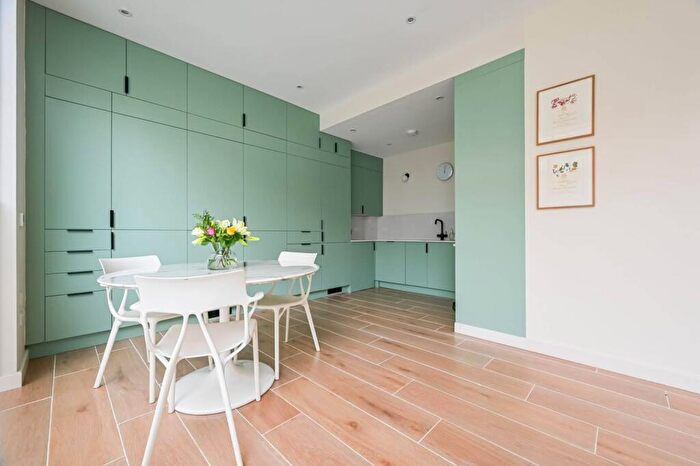 2 Bedroom Flat For Sale In Gainsborough Studios West, Islington, London, N1