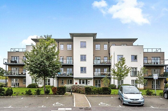 2 Bedroom Apartment For Sale In Fleming Place, Bracknell, Berkshire, RG12