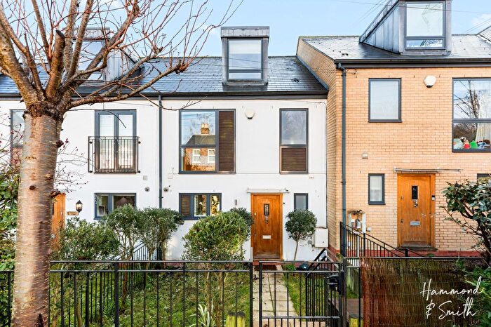 4 Bedroom Terraced House For Sale In Ivy Chimneys, Epping, CM16