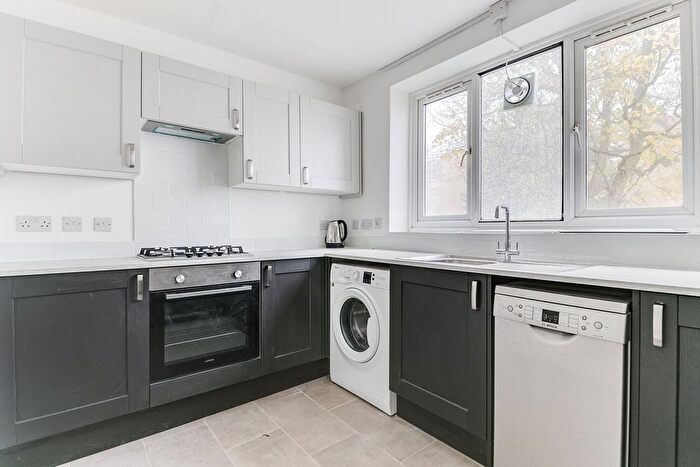 2 Bedroom Flat To Rent In Hayward Gardens, Putney Vale, SW15