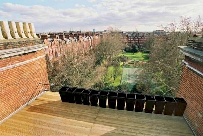 3 Bedroom Maisonette To Rent In Cadogan Square, London, SW1X