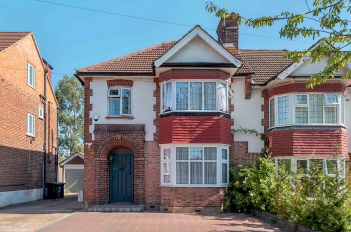 3 Bedroom Semi-Detached House To Rent In Lullington Garth, Woodside Park, N12