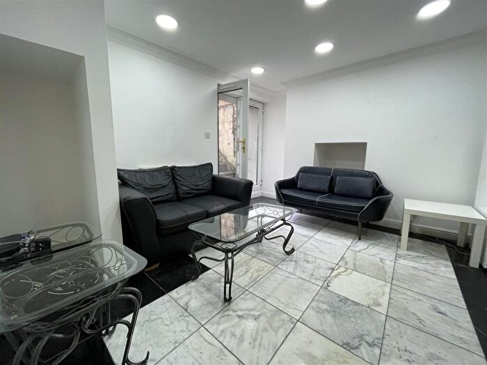 4 Bedroom Apartment To Rent In Cathays Terrace, Cardiff, CF24