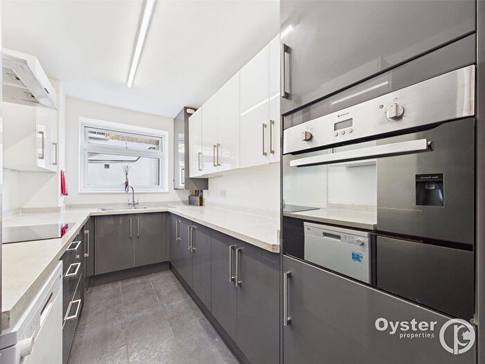 2 Bedroom Flat To Rent In Embassy Court Bounds Green Road, London, N11