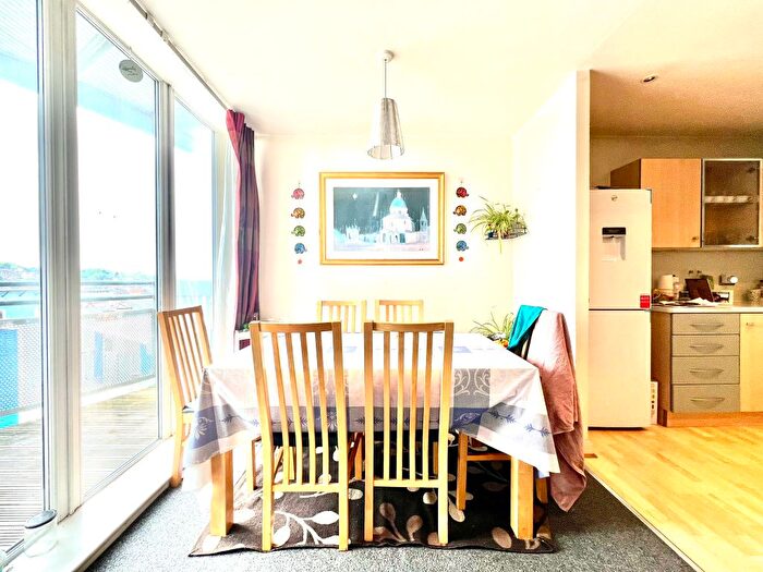 2 Bedroom Flat For Sale In Gordon Gardens, Swindon, SN1