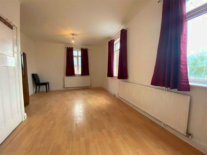 3 Bedroom Apartment To Rent In Brighton Road, Redhill, Surrey, RH1