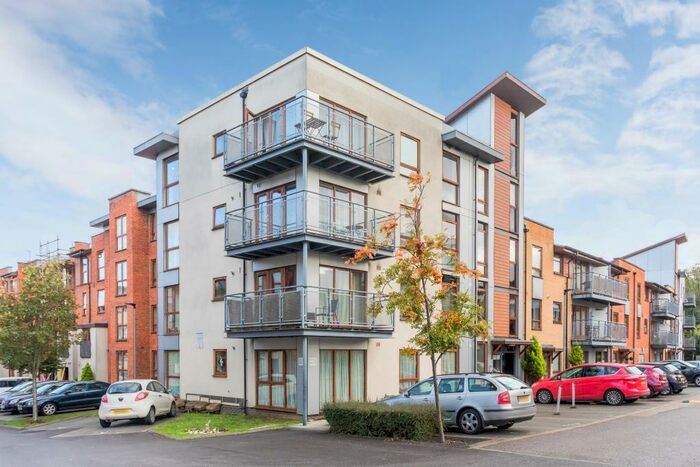 2 Bedroom Apartment To Rent In Commonwealth Drive, Three Bridges, RH10