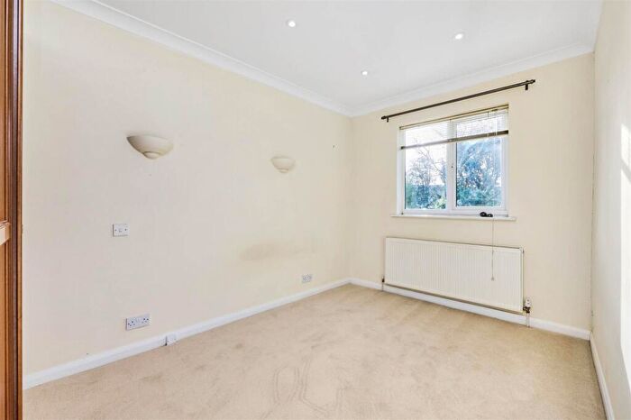 2 Bedroom Flat To Rent In Upper Richmond Road West, East Sheen, SW14