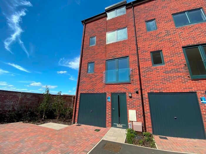 4 Bedroom Town House To Rent In Bainbridge Court, Newark NG24
