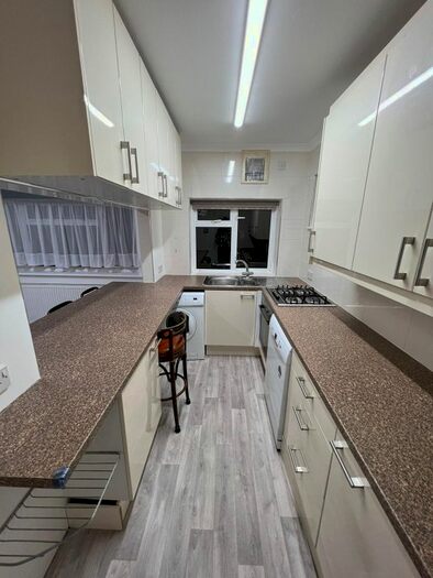 3 Bedroom Flat To Rent In Court Way, London, NW9