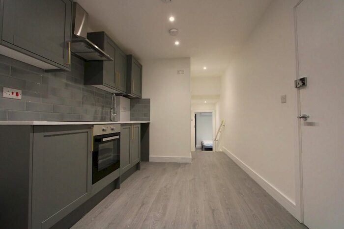2 Bedroom Flat To Rent In Parkgate Road, London, SW11