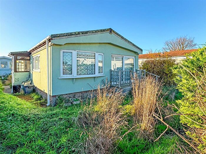 2 Bedroom Mobile/park Home For Sale In Thornlea Court, Littlehampton, BN17