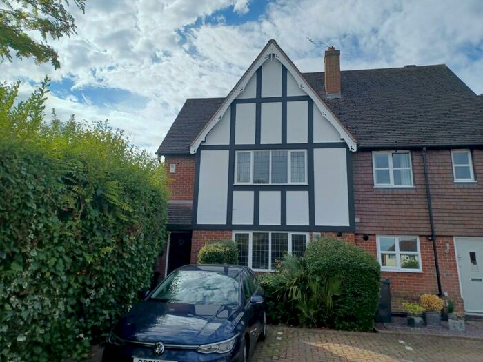 3 Bedroom Semi-Detached House To Rent In Dell Farm Close, Knowle, Solihull, B93