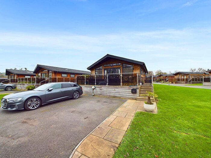 2 Bedroom Lodge For Sale In Chargers Paddock, Marlow, SL7