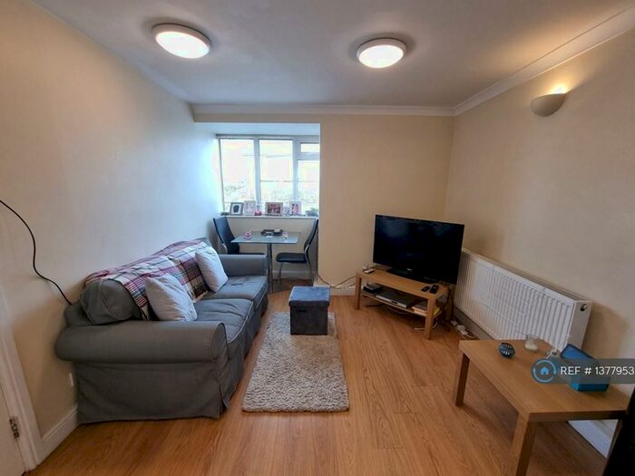 2 Bedroom Flat To Rent In Roman Court, Leeds, LS8
