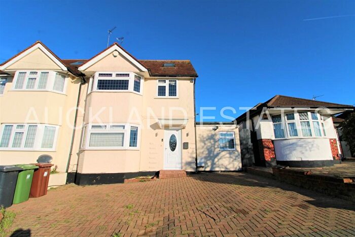 4 Bedroom Semi-Detached House To Rent In Sunnybank Road, Potters Bar, EN6