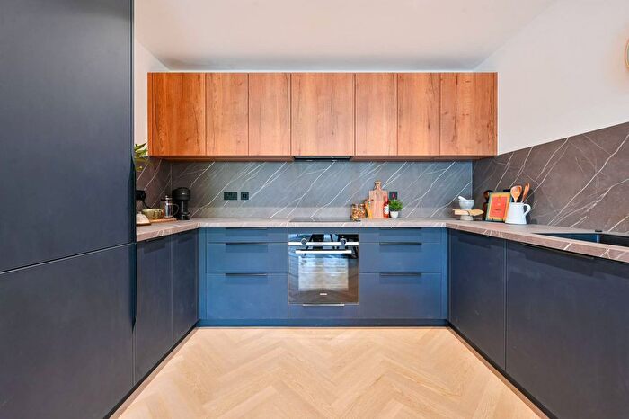 3 Bedroom Flat To Rent In Madeleine Court, North Acton, Acton, W3