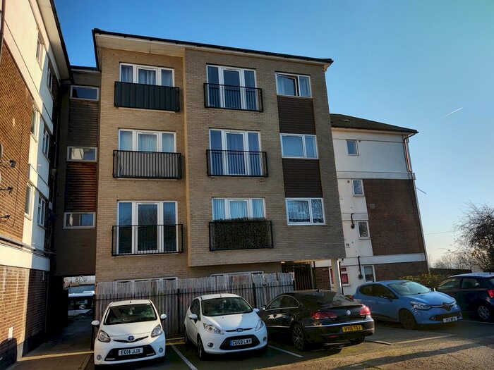 1 Bedroom Flat To Rent In South Crockerford, Basildon, SS16