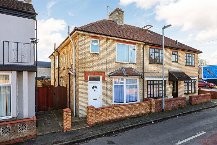 4 Bedroom Semi Detached House To Rent In Natal Road, Cambridge, CB1