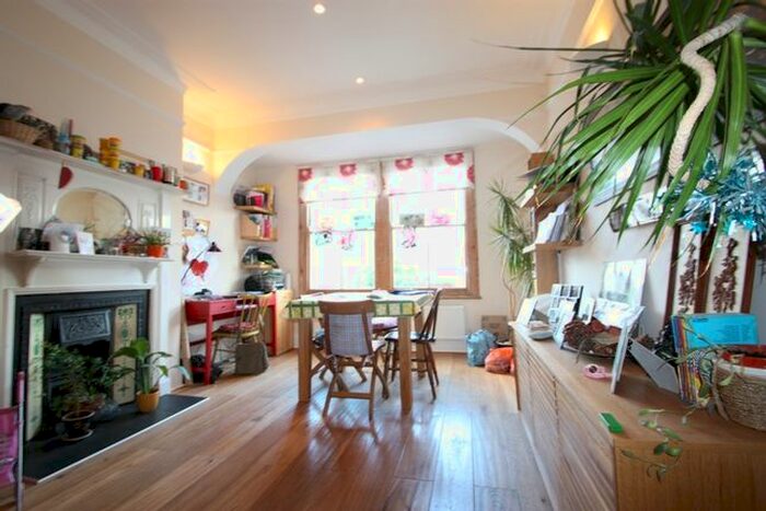 4 Bedroom Flat To Rent In Copley Park, Streatham Common, SW16