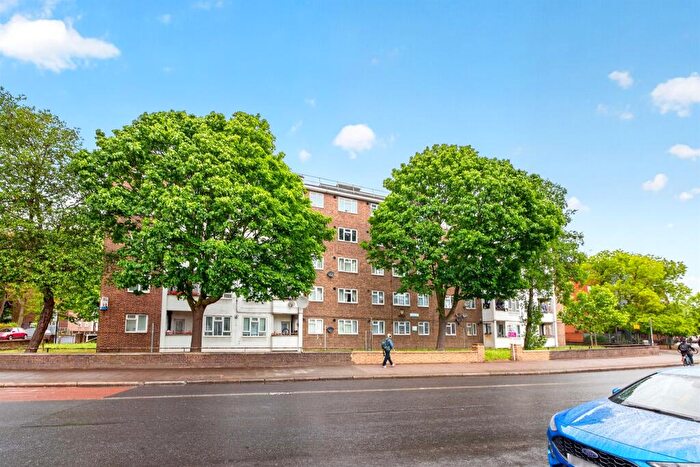 3 Bedroom Flat For Sale In Coldharbour Lane, London, SE5