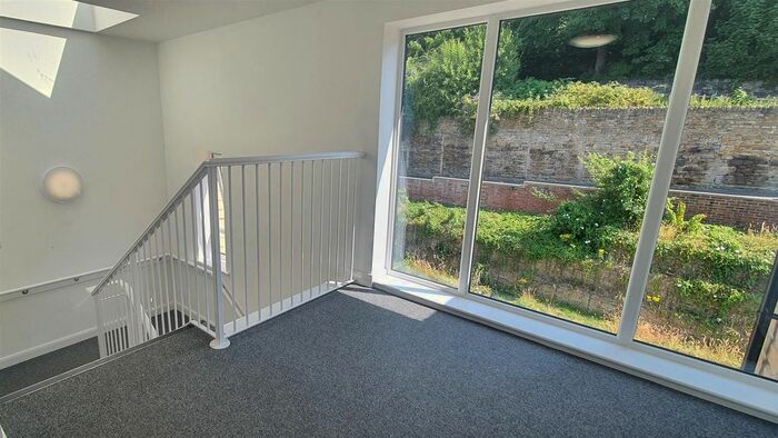 1 Bedroom Flat To Rent In Lincoln House, Beck View Way, Shipley, BD18