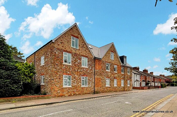 1 Bedroom Apartment For Sale In Galleon House, Chertsey, Surrey, KT16