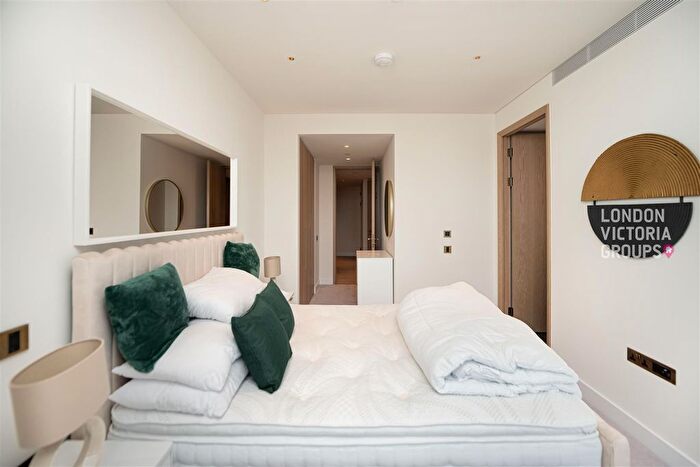 2 Bedroom Flat To Rent In River Park Tower, Nine Elms Lane, London, SW8