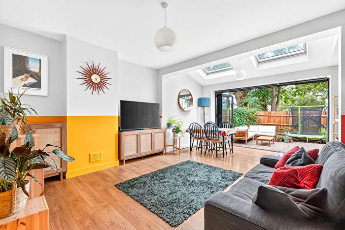 2 Bedroom Maisonette For Sale In Ash Grove, Ealing, W5