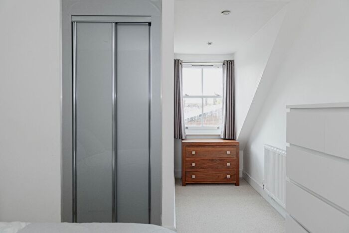 2 Bedroom Flat For Sale In Reigate Hill, Reigate, RH2