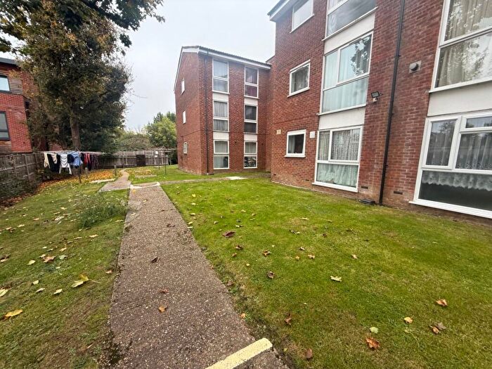 2 Bedroom Flat To Rent In Caversham Court, New Southgate, N11