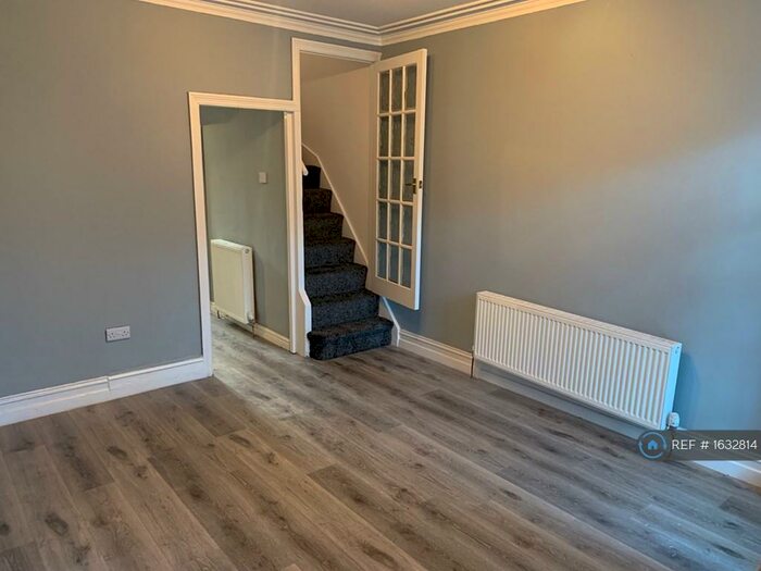 3 Bedroom Terraced House To Rent In Cross Flatts Crescent, Leeds, LS11