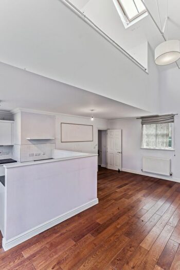 2 Bedroom Flat For Sale In Kingsley Avenue, Fairfield, Hitchin, SG5