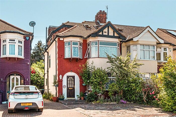 5 Bedroom Semi-Detached House For Sale In Ladysmith Road, Enfield, EN1